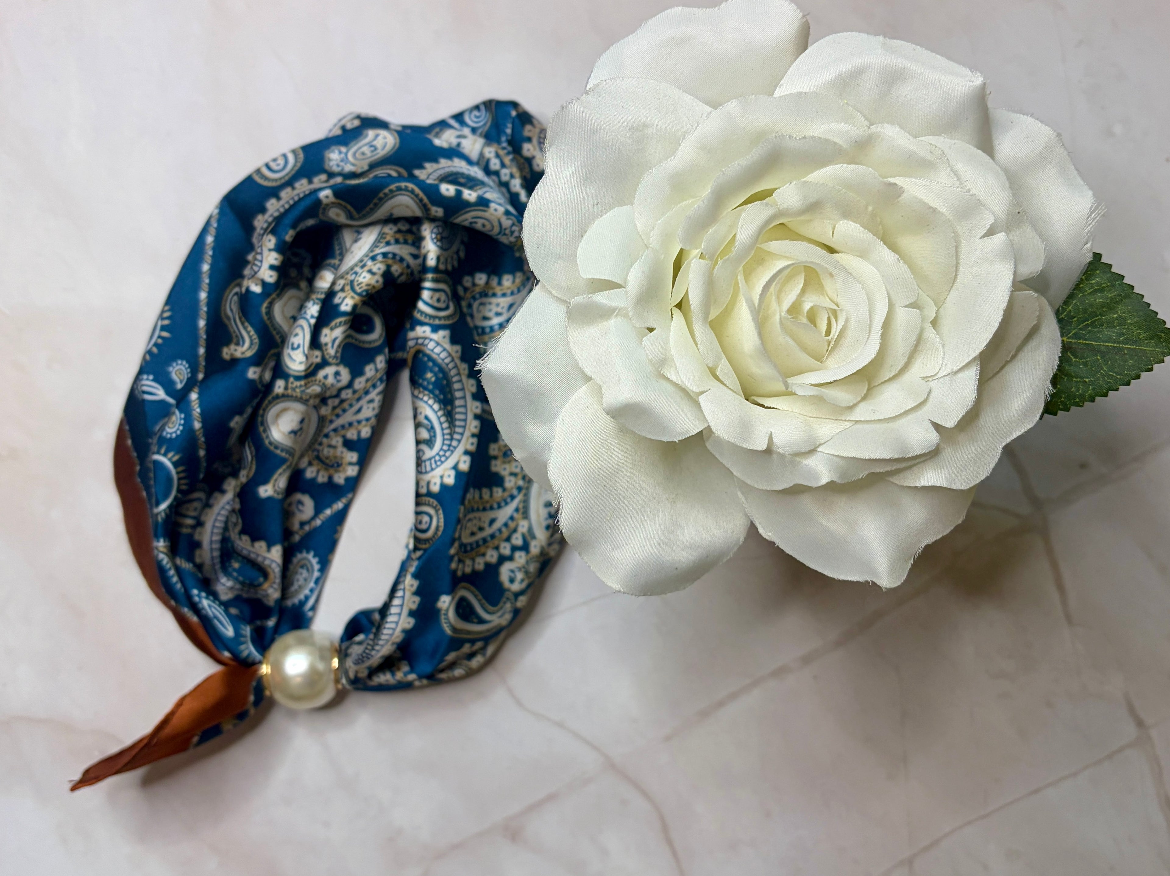 Magnet closure scarf necklace