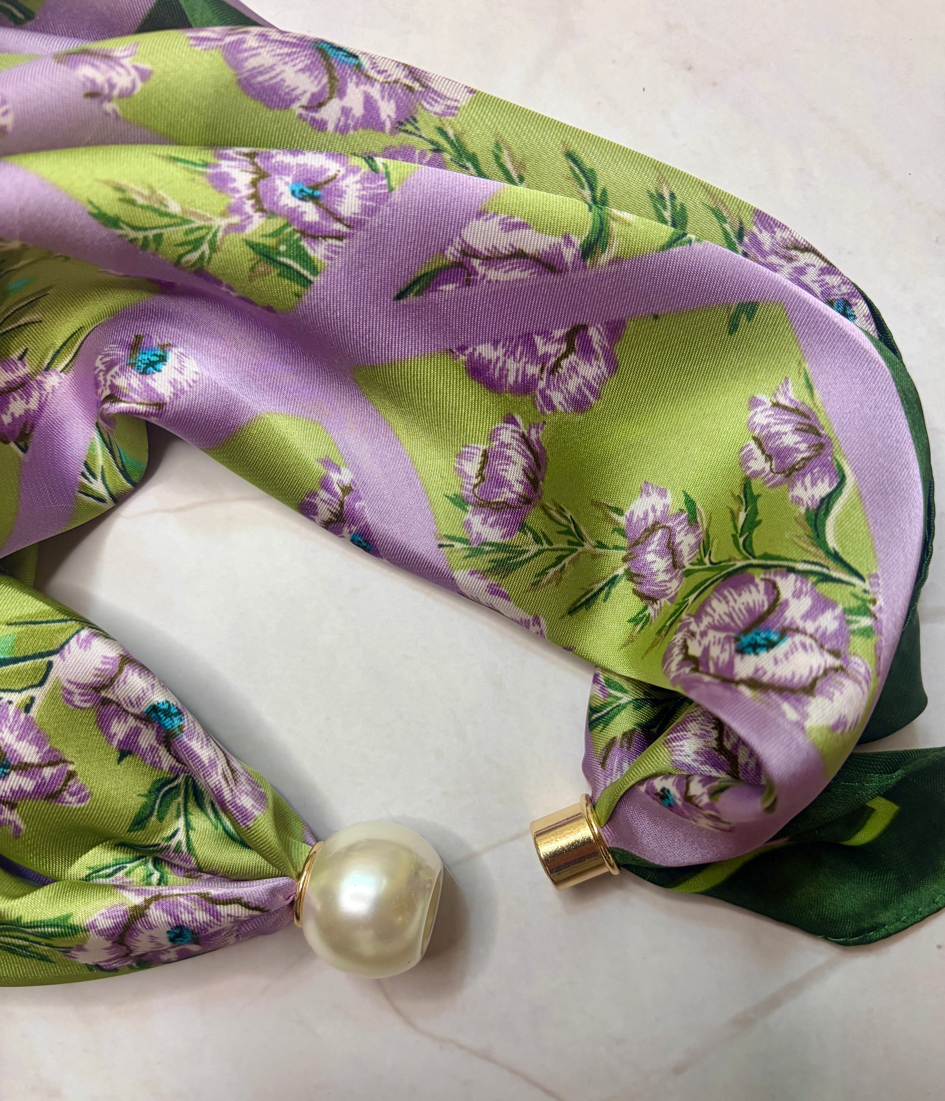 Magnet closure scarf necklace