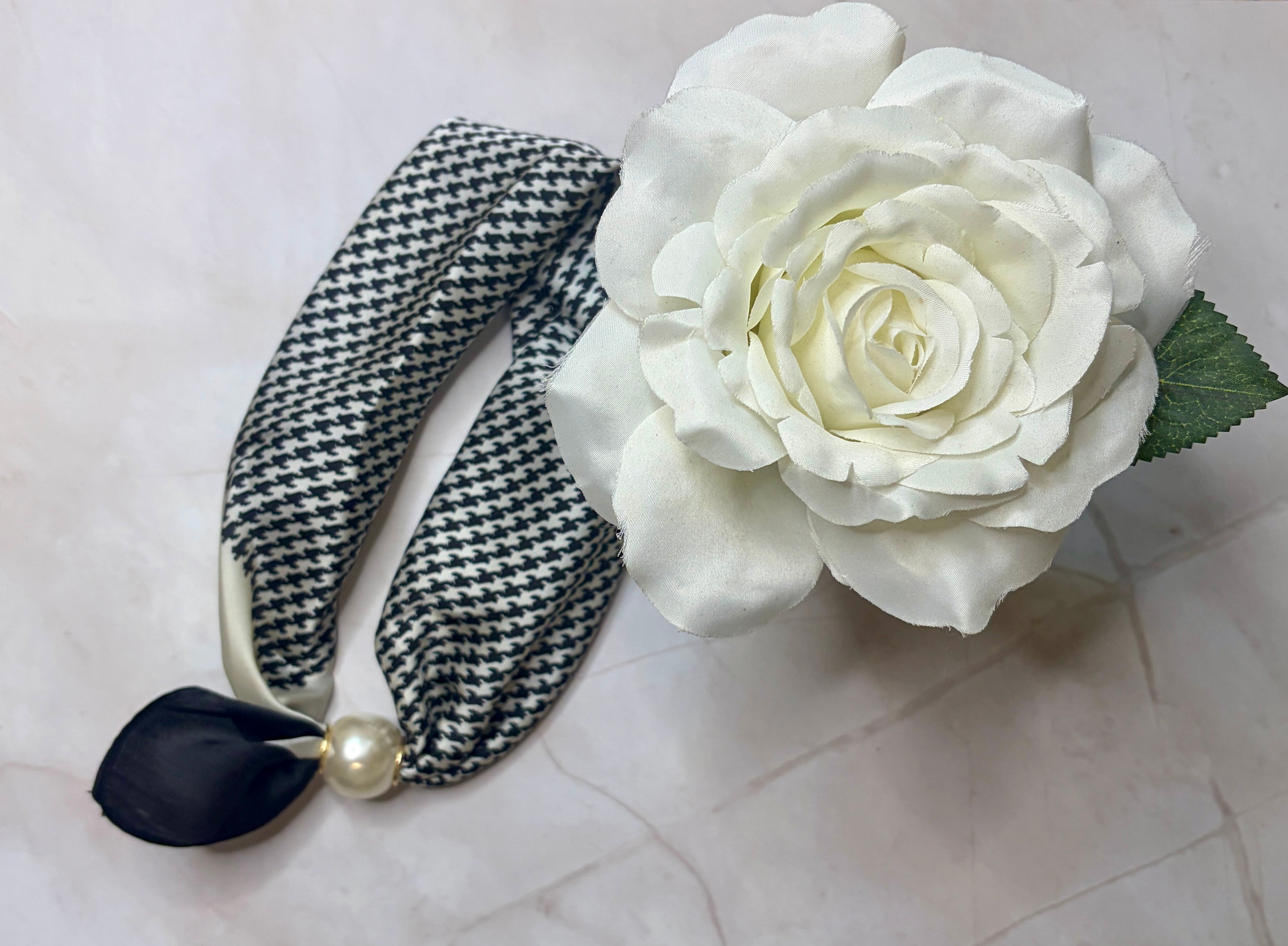 Magnet closure scarf necklace