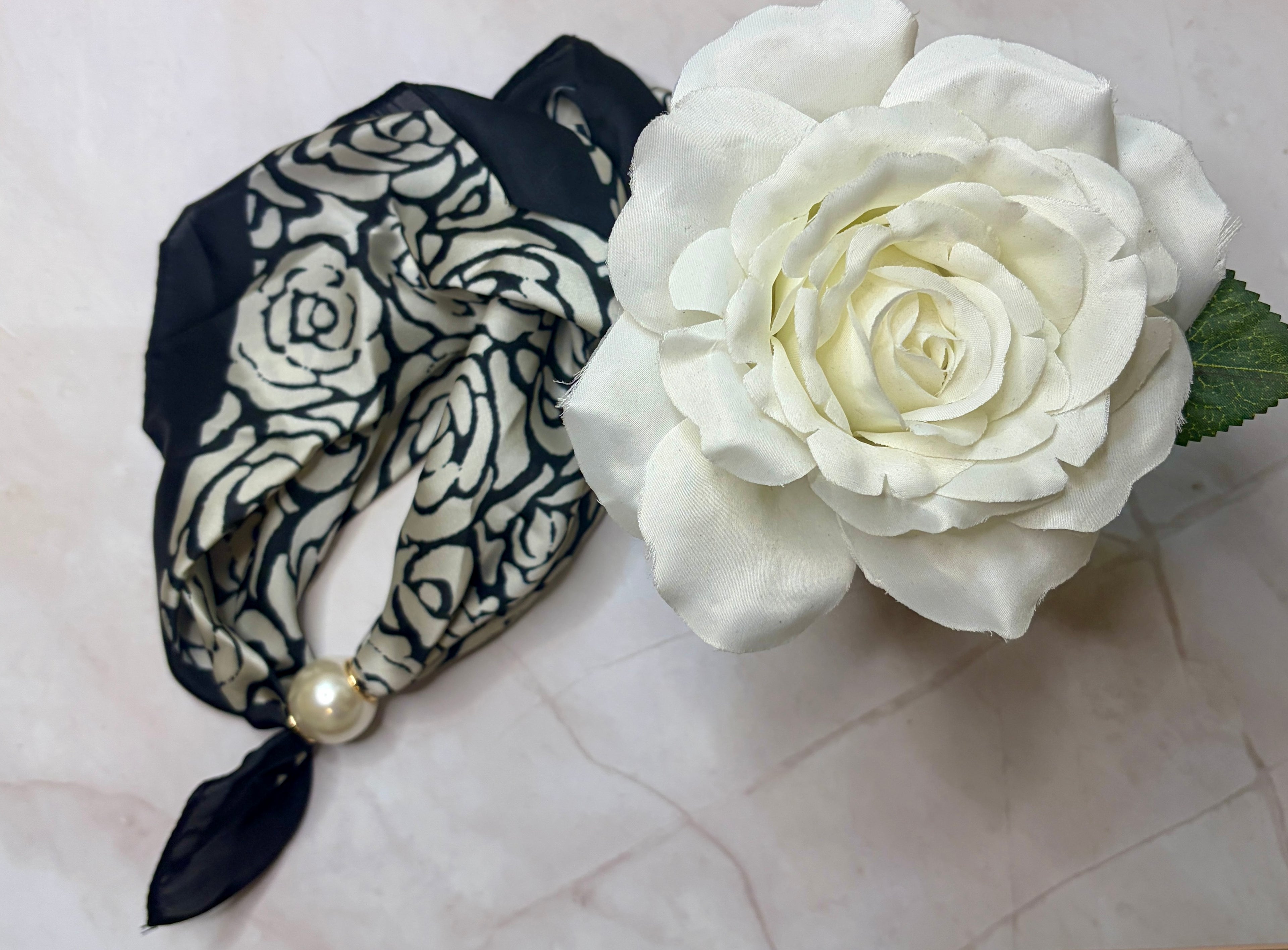 Magnet closure scarf necklace